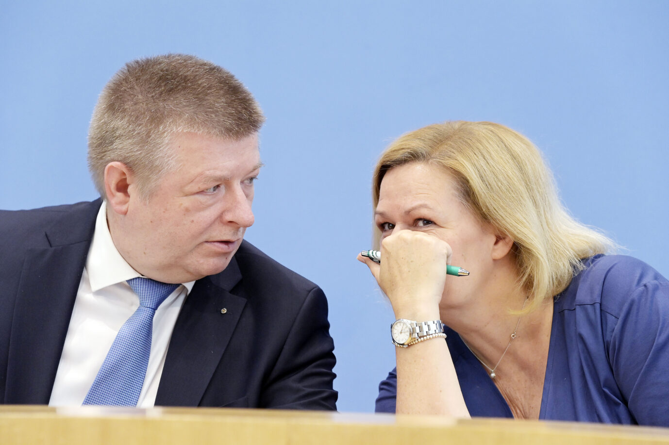 Thomas Haldenwang und Nancy Faeser bei der Bundespressekonferenz Vorstellung des Verfassungsschutzberichts 2023 im Haus der Bundespressekonferenz. Berlin, 18.06.2024. Nun geht es um eine Verschwörung gegen die AfD.