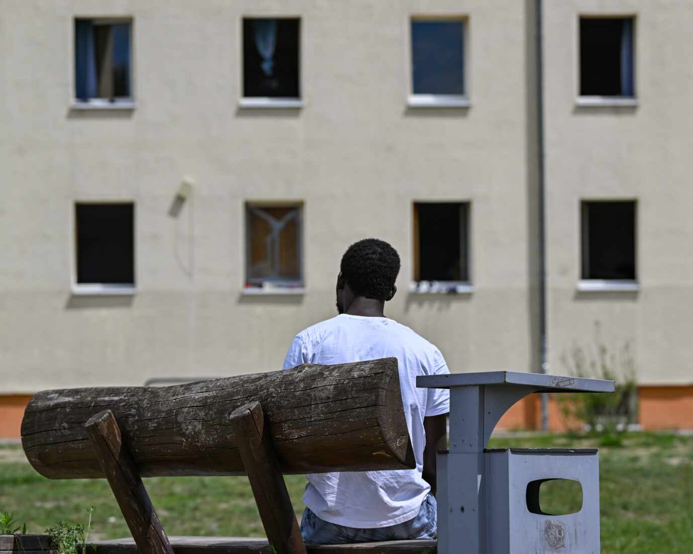 Eigentlich sollen Migranten in dem EU-Staat bleiben, wo sie erstmals Asyl beantragen – trotzdem reisen viele weiter. Die Bundesregierung bemüht sich, Tausende zurückzuüberstellen – ohne Erfolg. Der JUNGEN FREIHEIT liegen exklusive Zahlen vor. Ein Migrant sitzt auf einer Bank auf dem Gelände der Zentralen Erstaufnahmeeinrichtung für Asylbewerber (ZABH) des Landes Brandenburg. Die Ministerpräsidentenkonferenz wird am 20. Juni die Frage erörtern, ob Asylverfahren von Schutzsuchenden unter Achtung der völker- und menschenrechtlichen Vorgaben in einen kooperierenden Staat außerhalb der EU verlagert werden können. Ein Asylmigrant vor einer Erstaufnahmeeinrichtung: Über das Dublin-Verfahren erfolgen kaum Überstellungen Foto: picture alliance/dpa | Patrick Pleul