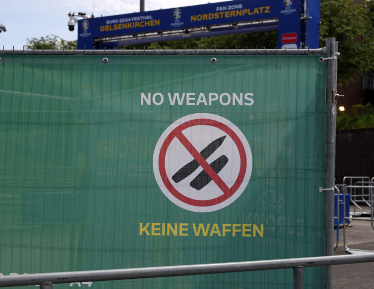 Eine Waffenverbotszone beim Public Viewing während der Fußball-Europameisterschaft in Gelsenkirchen: Lösen Messerverbote das zunehmende Gewaltproblem? (Themenbild/Symbolbild)