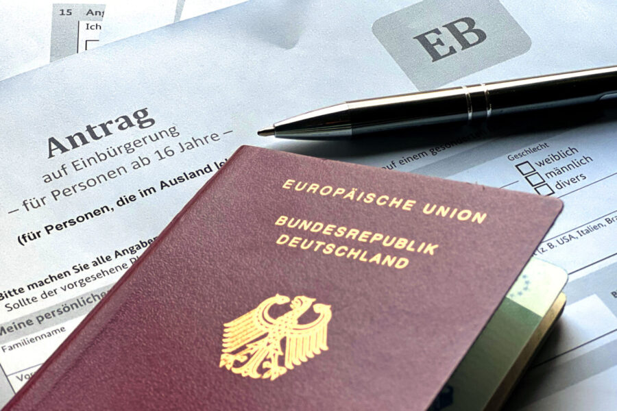 Deutschland. Mit dem neuen Staatsangehörigkeitsgesetz schafft die Bundesregierung einen Ansturm auf den deutschen Paß. Kommunen in Bayern können dem nicht mehr Herr werden und berichten, wer da eigentlich kommt. Themenfoto: Antrag auf Einbürgerung. Einbürgerung; Beantragung der Verleihung der deutschen Staatsangehörigkeit an Ausländer mit Einbürgerungsanspruch Ein Antrag auf Einbürgerung: Die Kommunen in Bayern können den Ansturm nicht stemmen Foto: picture alliance / SVEN SIMON | Frank Hoermann / SVEN SIMON
