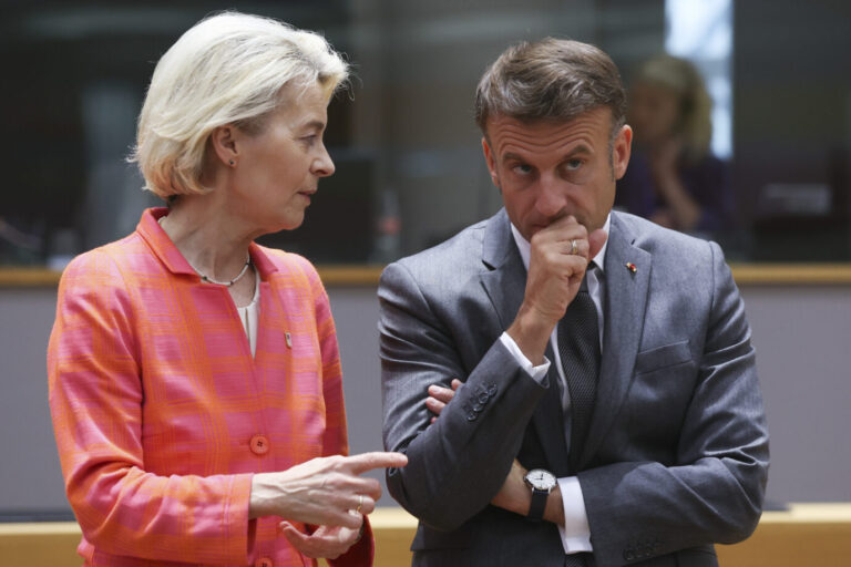 Das Bild zeigt die EU-Kommissionspräsidentin Ursula von der Leyen und Frankreichs Präsident Emmanuel Macron.