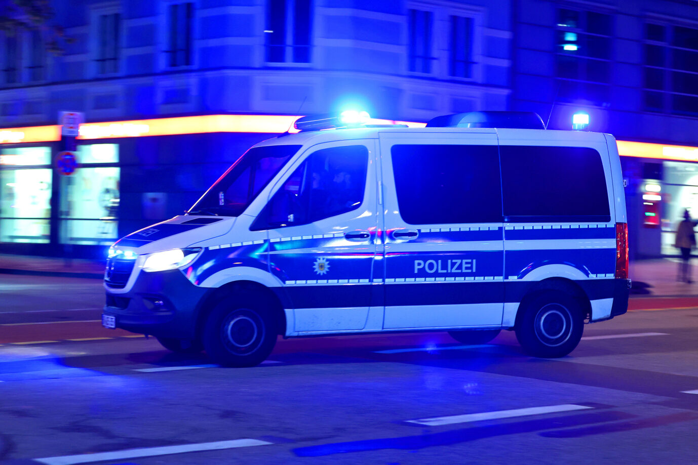 Polizeifahrzeug im Einsatz (Symbolbild) – in Berlin attackierte ein Algerier Menschen mit einem Messer