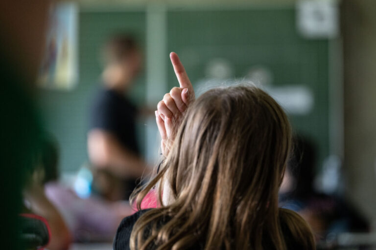 Eine Schülerin meldet sich im Unterricht. Studien zufolge wird sie sich mutmaßlich überlegen, wie sie sich äußern will. Um die Neutralität von Schulen ist es schlecht bestellt