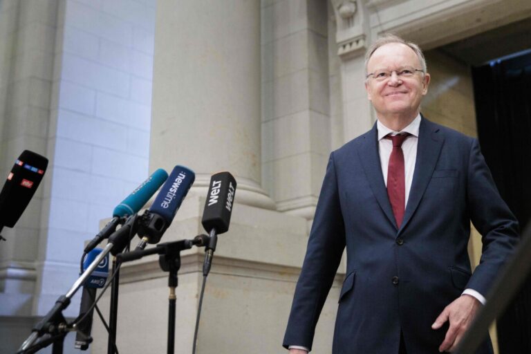 Stefan Weil (SPD), Ministerpräsident von Niedersachsen, nach einem Statement bei seiner Ankunft im Bundesrat. Themen sind unter anderem Cannabisgrenzwerte im Straßenverkehr, Reform des Postgesetzes, Bafög-Reform, Schutz von Amts- und Mandatsträgern gegen politisches Stalking. Seine Staatskanzlei steht aktuell unter Druck