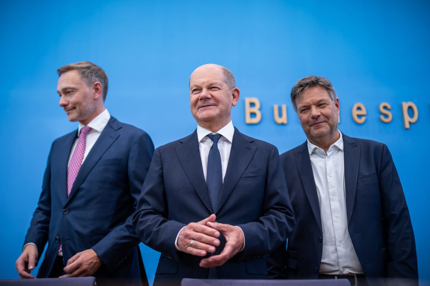 Bundeskanzler Olaf Scholz (SPD,M) Robert Habeck (Bündnis 90/Die Grünen , r), Bundesminister für Wirtschaft und Klimaschutz, und Christian Lindner (FDP), Bundesminister der Finanzen, nehmen an einer Pressekonferenz zum Haushaltsplan 2025 teil. Die Koalitionsparteien haben sich auf einen Entwurf zum Haushalt geeinigt. Die AMpel ist am Ende.