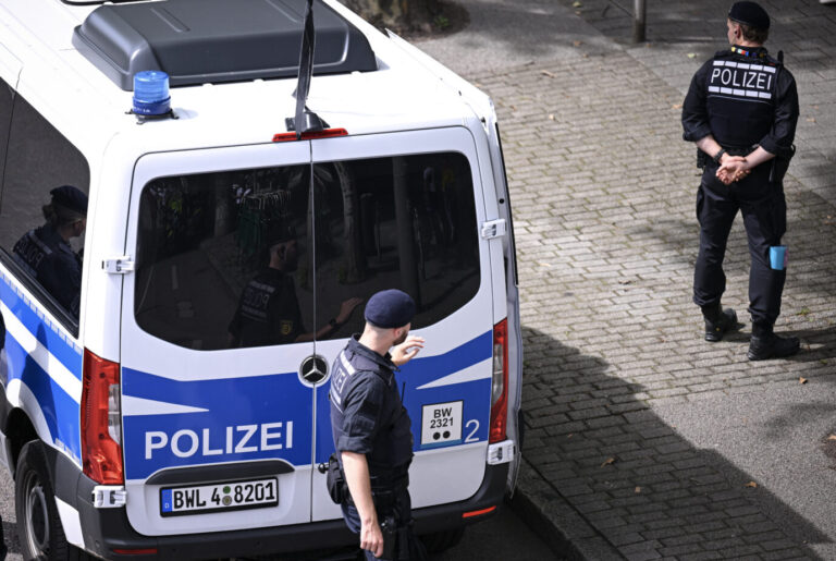 Polizisten nehmen in Stuttgart den Syrer Khalil H. nach 34 Straftaten und einer schweren Messerattacke fest.