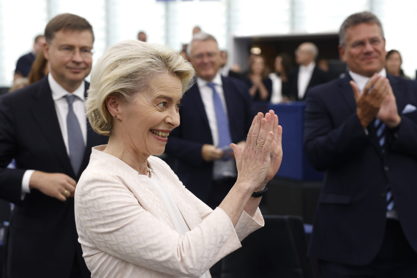 Die Präsidentin der Europäischen Kommission, Ursula von der Leyen, Mitte, reagiert nach der Bekanntgabe des Wahlergebnisses im Europäischen Parlament in Straßburg, Ostfrankreich, Donnerstag, 18. Juli 2024. Die Abgeordneten des Europäischen Parlaments haben Ursula von der Leyen für eine zweite fünfjährige Amtszeit als Präsidentin der Exekutivkommission der Europäischen Union wiedergewählt. Die Wiederwahl sichert die Kontinuität in der Führung des 27 Nationen umfassenden Blocks, der mit Krisen wie dem Krieg in der Ukraine, dem Klimawandel, der Migration und der Wohnungsnot zu kämpfen hat. Die Chefin der EU-Kommission, Ursula von der Leyen, freut sich im EU-Parlament: Deutschland bleibt Zahlmeister Foto: picture alliance / ASSOCIATED PRESS | Jean-Francois Badias