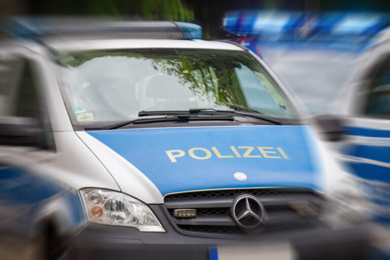 Säureanschlag auf Wohnung eines AfD-Politikers: Polizeifahrzeug im Einsatz (Symbolbild)