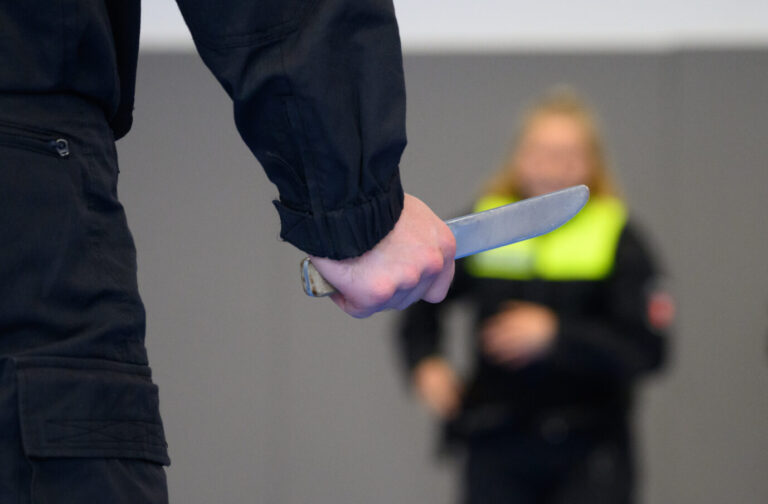 Die absolute Zahl der Messerangriffe hat in Berlin im Vergleich zum Vorjahr abgenommen. Doch die Zahlen sind alarmierend. Symbolfoto: picture alliance/dpa | Julian Stratenschulte