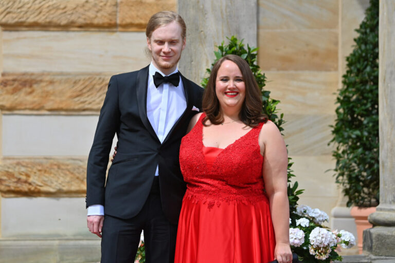 Ricarda Lang (DieGruenen-Buendnis90) und Florian Wilsch haben geheiratet.Hochzeit ARCHIVFOTO; Eroeffnung der Bayreuther Richard Wagner Festspiele 2024 Roter Teppich am 25.07.2024.. Gruener Huegel, ? Nun legt sich Peta mit der Grünen-Chefin an