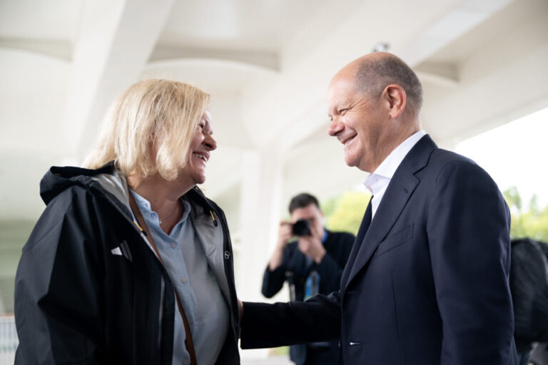 Bundeskanzler Olaf Scholz und Innenministerin Nancy Faeser (beide SPD) wollen ihre Behauptungen im Zusammenhang mit dem „Correctiv“-Bericht nicht zurücknehmen.