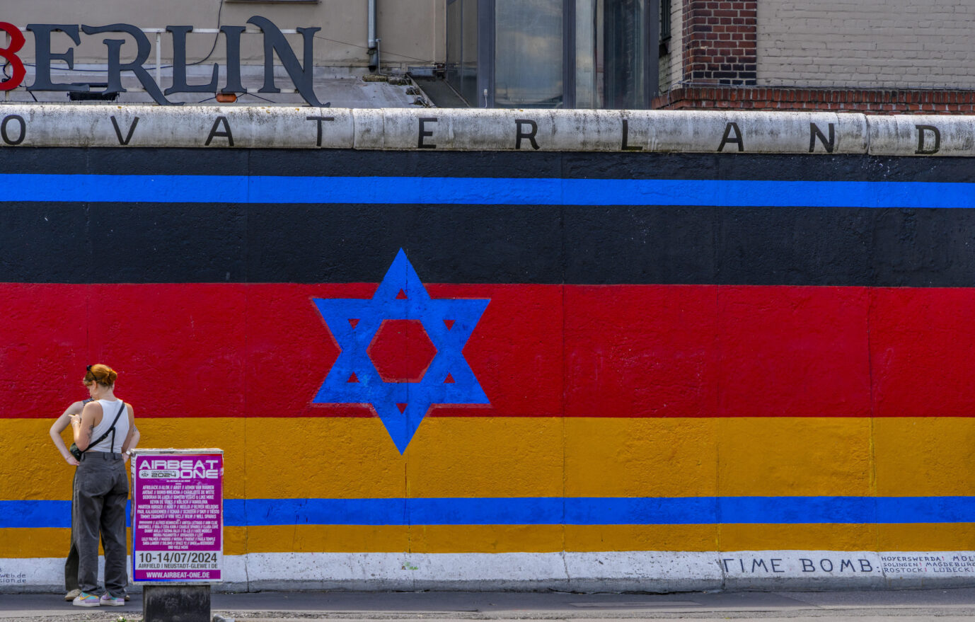 Deutschland und Israel an der Berliner Mauer: Wer die deutsche Staatsräson an die Sicherheit Israels knüpft, spielt mit dem Feuer Foto: picture alliance / CHROMORANGE | Karl Heinz Spremberg