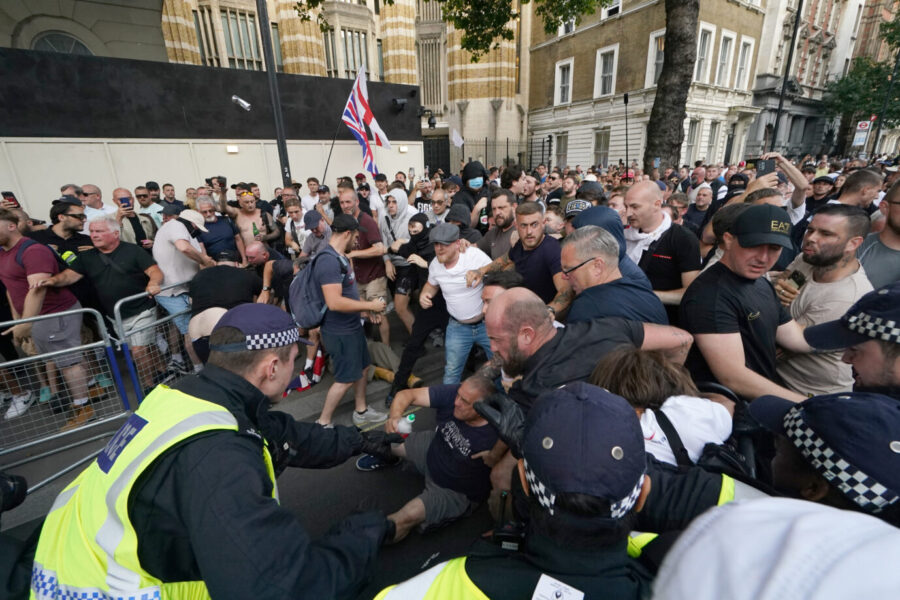 Auseinandersetzungen zwischen Polizisten und Demonstranten vor dem Regierungssitz in der Downing Street. 