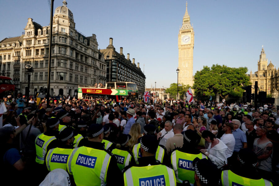 Tausende demonstrieren in London nach dem Kindermord von Southport. Foto: picture alliance / empics | Jordan Pettitt