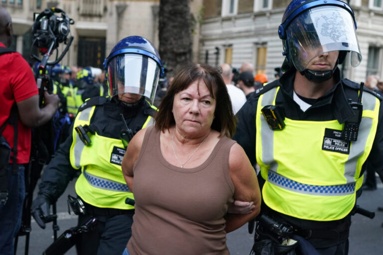 „Enough is enough!“ Festnahme einer Demonstrantin beim Southport-Protest in Großbritannien. Foto: picture alliance / empics | Jordan Pettitt