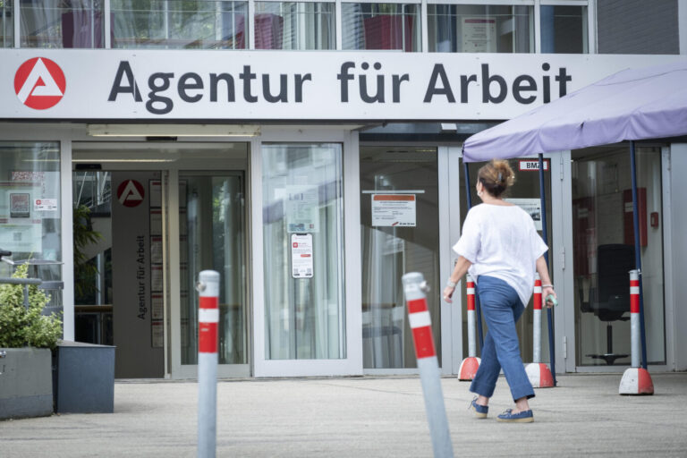 Einer Forma-Umfrage zufolge fände es die Mehrheit der Deutschen richtig, Arbeitsverweigerern das Bürgergeld zu streichen. Besonders rechte Wähler, AfD-Anhänger und Arbeiter sind dafür.