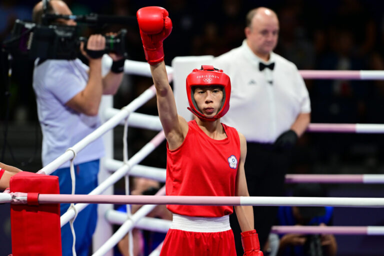 Die „männliche“ Boxerin Lin Yu Ting aus Taiwan feiert ihren Sieg im Olympia-Viertelfinale.