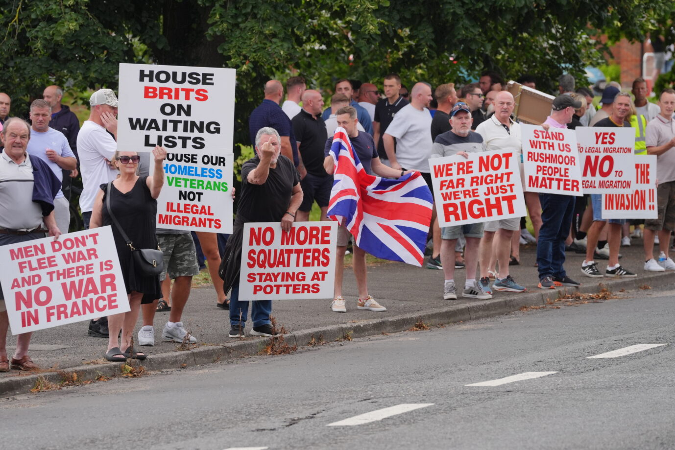 Auch in Aldershot demonstrieren Tausende nach dem Morden von Southport. Einige halten Schilder hoch mit der Aufschrift: „We are not far right. We are just right.“ (Wir sind nicht rechtsradikal, wir sind einfach nur im Recht).