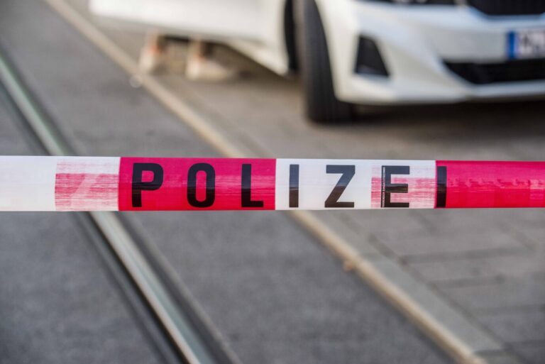 Auf einem Grundschulhof sticht ein 13jähriger Bulgare einen 14jährigen Deutschen nieder. Er sei durch Blicke provoziert worden. Strafverfolgung muß der Tatverdächtige nicht fürchten. Die Münchner Polizei rekonstruiert gemeinsam mit der Generalstaatsanwaltschaft live eine mutmaßlich rassistisch motivierte Messerattacke im Stadtteil Pasing, in dem sich mitunter viele türkische Männer treffen und es zu Konflikten kommt. Seit dem Angriff ist die Gegend zu einem politischen Brennpunkt für militante türkische Gruppen wie die Grauen Wölfe DITIB und UID geworden, die den Vorfall instrumentalisiert haben und sogar den verurteilten Vergewaltiger und Helfer der Terrorgruppe S, Frank H., bei einer Demonstration in der Gegend gesehen haben. Ein Polizeiabsperrband (Symbolbild): In Geseke sticht ein Bulgare auf einem Schulhof mit einem Messer zu Foto: picture alliance / ZUMAPRESS.com | Sachelle Babbar