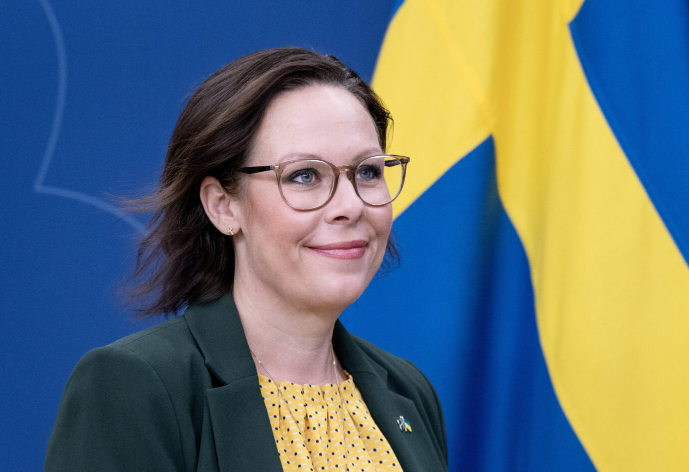 In Schweden glückt die Asylwende: Mehr Migranten wandern aus als ein. Migrationsministerin Maria Malmer Stenergard verrät ihr Erfolgsrezept. Die Situation zum Amtsantritt war ähnlich wie heute in Deutschland. Migrationsministerin Maria Malmer Stenergard (M) während einer Pressekonferenz, auf der neue Statistiken über Migrationstrends in Schweden vorgestellt werden. Schwedens Migrationsministerin Maria Malmer Stenergard: Sie teilt ihren Drei-Punkteplan für sinkende Asylzahlen Foto: picture alliance / TT NYHETSBYRÅN | Christine Olsson/TT