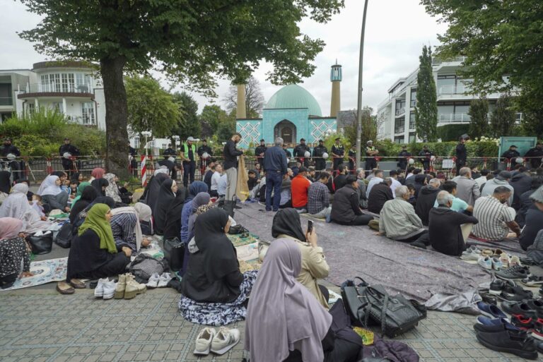 Seit Schließung der Blauen Moschee in Hamburg beten Moslems regelmäßig auf der Straße davor. Die Anwohner im Nobelviertel sind genervt. Grund genug für die CDU, scharfe Kritik zu äußern. Hamburg, 09. August 24, Freitagsgebet: Trauerzeremonie für den verstorbenen Hausmeister der „Imam-Ali-Moschee“, genannt „Blaue Moschee“. Der Holzsarg steht auf der Straße „Schöne Aussicht“. Mehrere Hundert Menschen beim Freitagsgebet vor der geschlossenen blauen Moschee. Die Moschee wurde von den Behörden wegen des möglichen Verdachts der Terrorunterstützung des Betreibers und der Nähe zum iranischen Staat geschlossen. Seit der Zeit finden alle Veranstaltungen auf der Straße „Fahrbahn“ im Freien vor der Moschee statt. Männer und Frauen beten getrennt: Seit Schließung der Blauen Moschee auf den Straßen von Hamburg Foto: picture alliance / ABBfoto | -