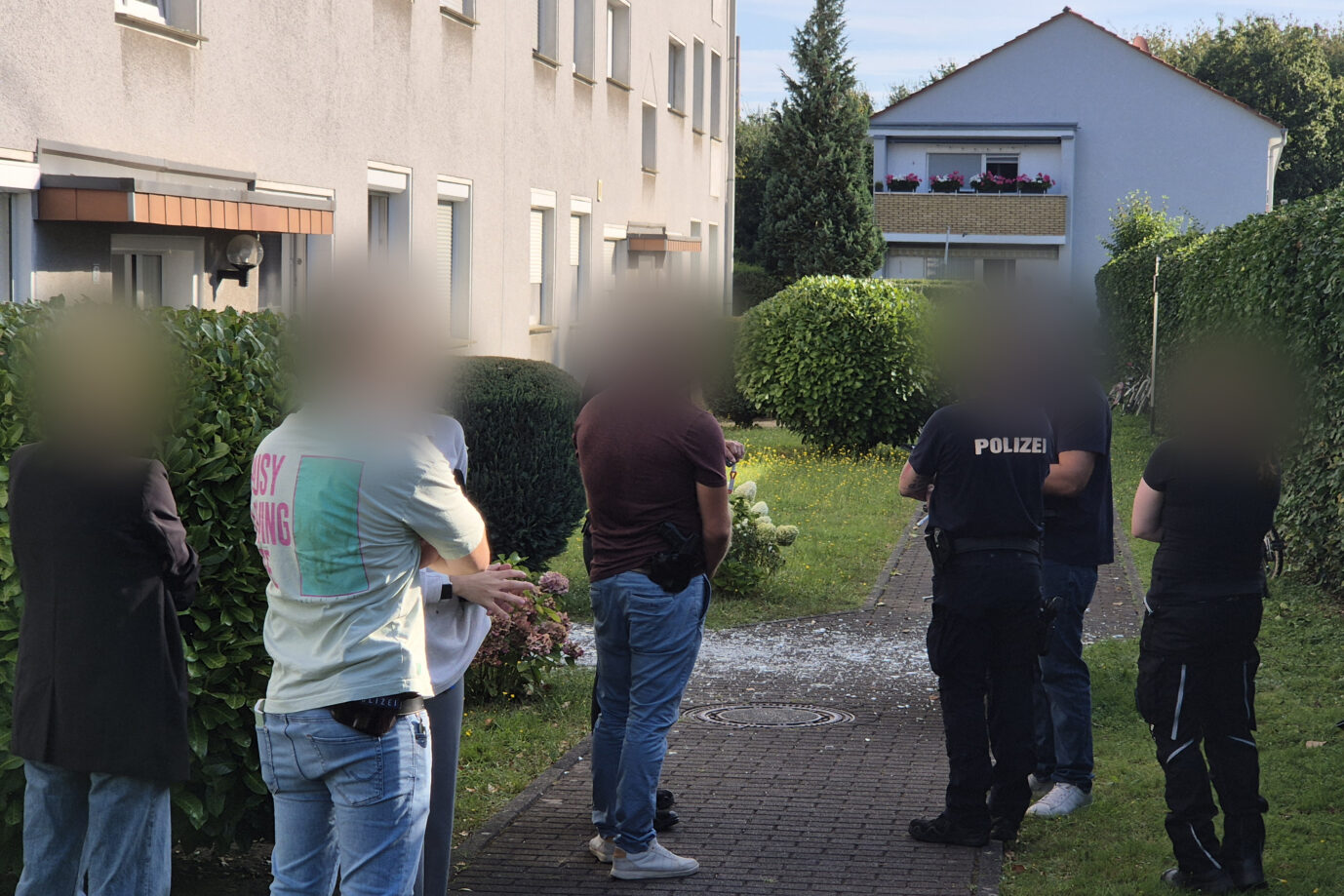 Einsatzkräfte stehen nach einer Explosion an einem Mehrfamilienhaus im Kölner Stadtteil Zündorf (Themenbild). Steckt die Mocro-Mafia dahinter?