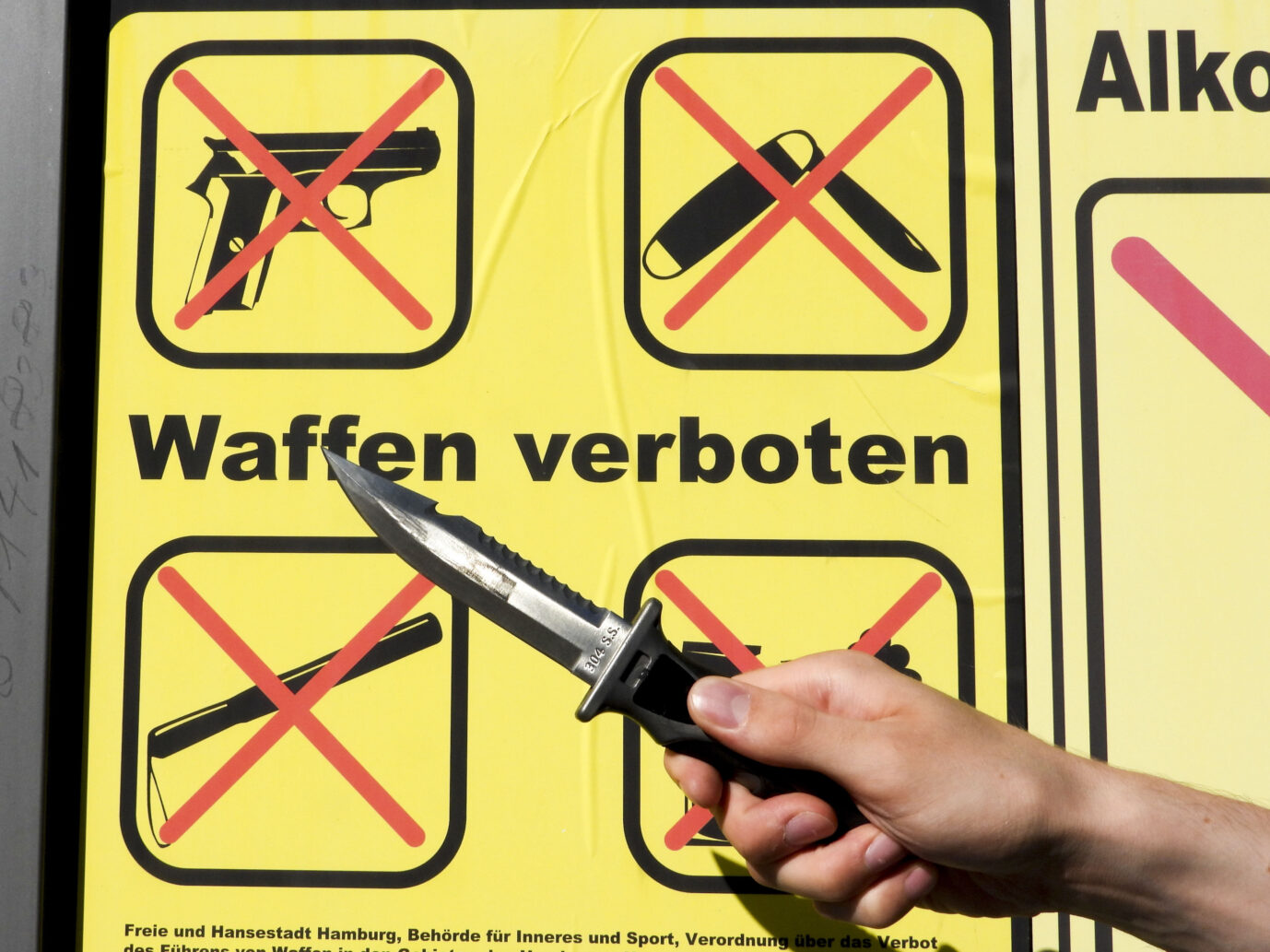 HAMBURG-12.AUG24-Symbol WAFFENVERBOTEN Gelbes Hinweischild mit dem Aufdruck Waffen verboten Davor eine Hand mit einem Messer Das Messerverbot soll ausgeweitet werden Das Bundesinnenministerin will Messer ab einer bestimmten Länge verbieten So sieht es jedenfalls nach ein Vorschlag der Bundesinnenministerin vor. Dafür soll das Waffenrecht verschärft werden. Wie bekämpft man die messerkriminalität?