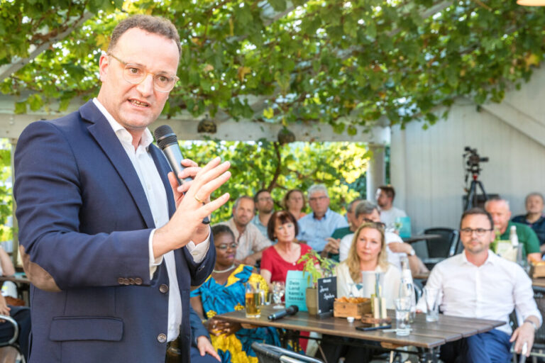 Jens Spahn, stellvertretender Vorsitzender der CDU/CSU-Bundestagsfraktion, spricht auf einer Wahlkampfveranstaltung der CDU Brandenburg in Spremberg.