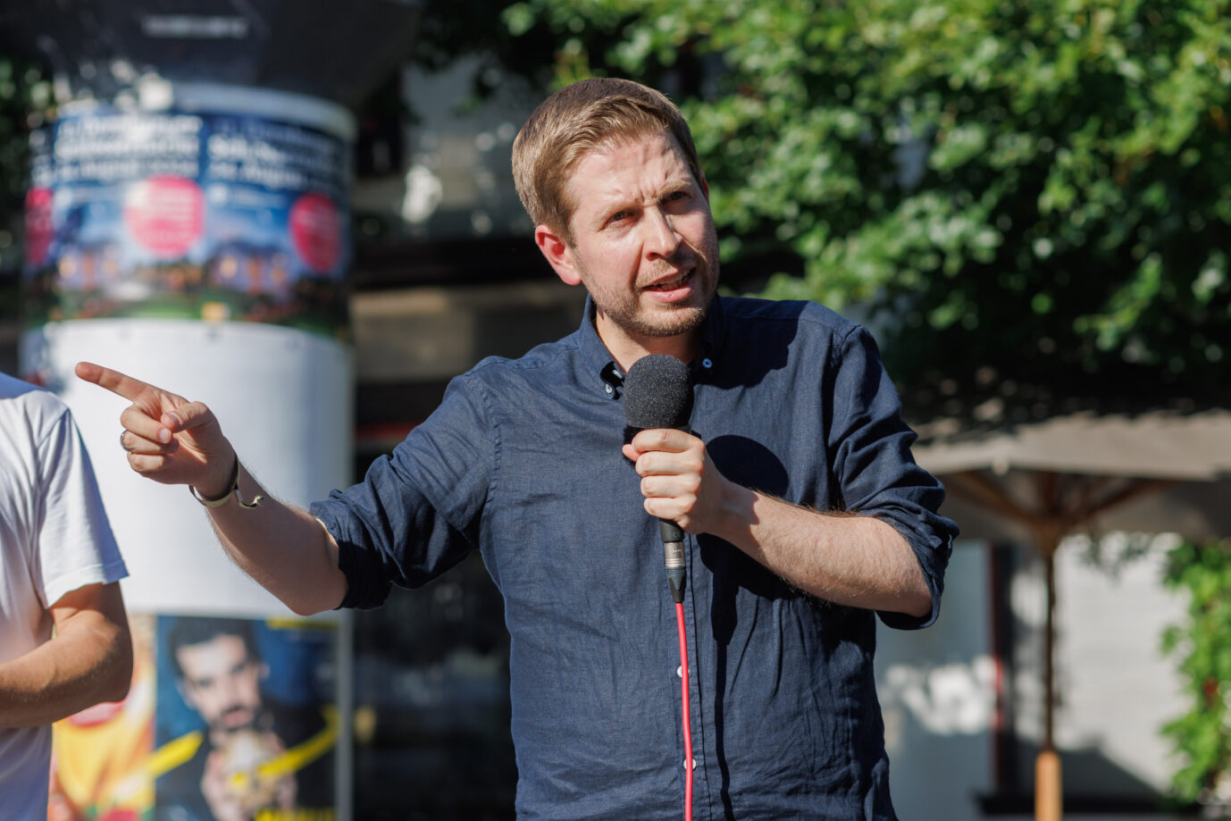 Es stehen Landtagswahlen in Sachsen und Thüringen an. SPD-Generalsekretär Kevin Kühnert warnt daher vor dem BSW und der AfD. An die Wähler appelliert er, sich für „seriöse Kräfte“ zu entscheiden. Kevin Kühnert, Generalsekretär der SPD, bei der Dialogveranstaltung auf dem Erfurter Wenigemarkt, 12.08.2024, Erfurt (Deutschland), Event, SPD, Kevin Kühnert 'Wandern und Politik: Wahlkampftour in Thüringen' SPD-Generalsekretär Kevin Kühnert beim Wahlkampf in Erfurt: Er warnt vor einem Erfolg der AfD und des BSW Foto: picture alliance / foto2press | Steffen Proessdorf