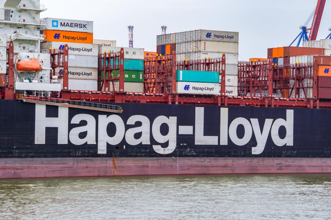 Auf dem Foto befindet sich das Hapag-Lloyd Containerschiff Valparaiso Express, mit welchem Waren aus Deutschland exportiert und nach Deutschland importiert werden. (Themenbild/Symbolbild)