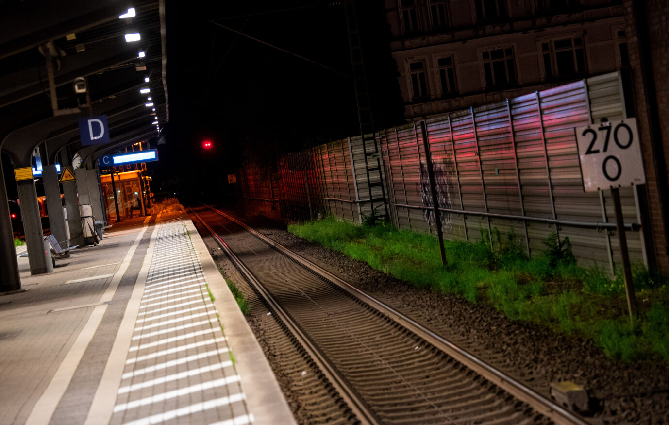 Bahnsteig bei Nacht: Bürger fühlen sich dort nachts nicht wohl; ein Blick in die Polizeistatistik liefert die Gründe.