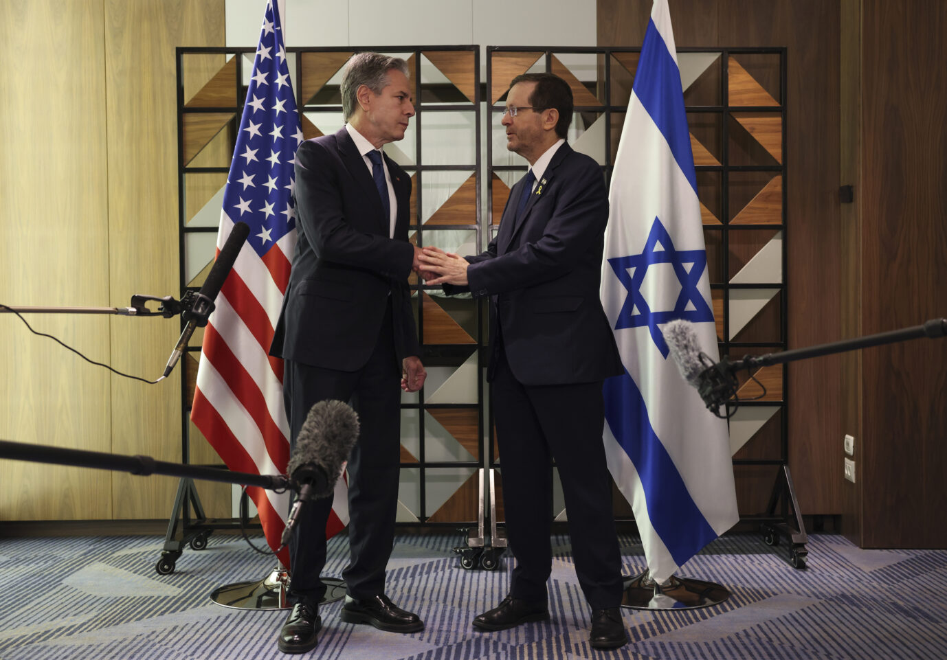 Das Bild zeigt US-Außenminister Antony Blinken und Israels Präsident Isaac Herzog. Die USA will Frieden zwischen der Hamas und Israel.