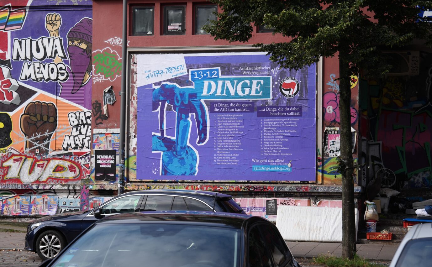 Ein Plakat mit «13 Dingen, die du gegen die AfD tun kannst» hängt an der Fassade der Roten Flora im Schulterblatt. Auf dem Plakat rufen offenbar Linksextremisten zu Straftaten gegen die AfD auf. Die Rote Flora spricht auf dem Plakat von «13 Dingen, die du gegen die AfD tun kannst» und an erster Stelle wirbt sie dafür, Wahlkampfmaterial «unschädlich zu machen». (zu dpa „Rote Flora ruft mit Plakat zu Straftaten gegen die AfD auf“). Die Polizei ermittelt