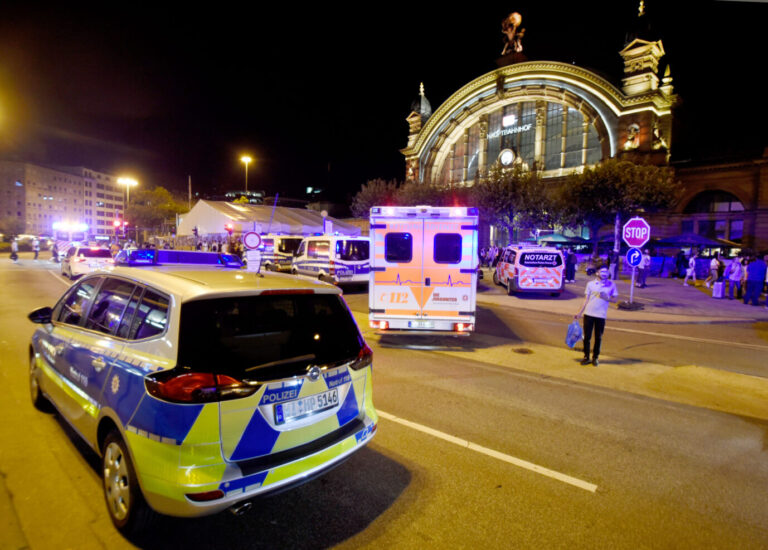 Polizei und Rettungskräfte im Einsatz nach dem Kopfschußmord am Frankfurter Hauptbahnhof (Themenbild)