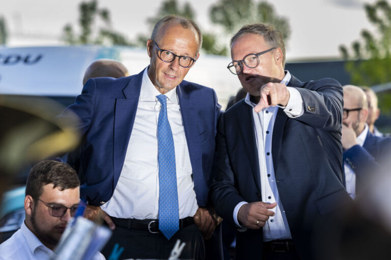 Friedrich Merz und Mario Voigt bei einer Wahlkampfveranstaltung der CDU zur Landtagswahl in Thüringen im Autohaus Peter. Erfurt, 21.08.2024. Wann fällt die brandmauer?