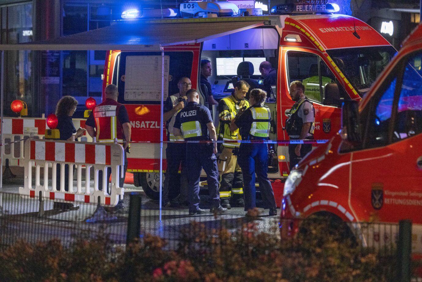 Feuerwehr und Polizei nach der Messerattacke in Solingen: Der Täter soll Zeugen zufolge „Alahu Akbar“ gerufen haben Foto: picture alliance/dpa | Thomas Banneyer