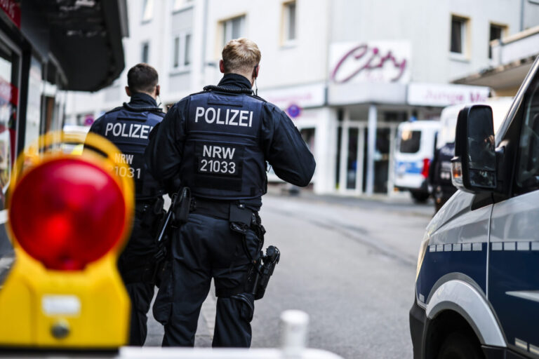 Polizisten durchkämmen nach dem tödlichen Messerangriff in den frühen Morgenstunden die Innenstadt von Solingen - der Täter ist weiter auf der Flucht Foto: picture alliance/dpa | Christoph Reichwein