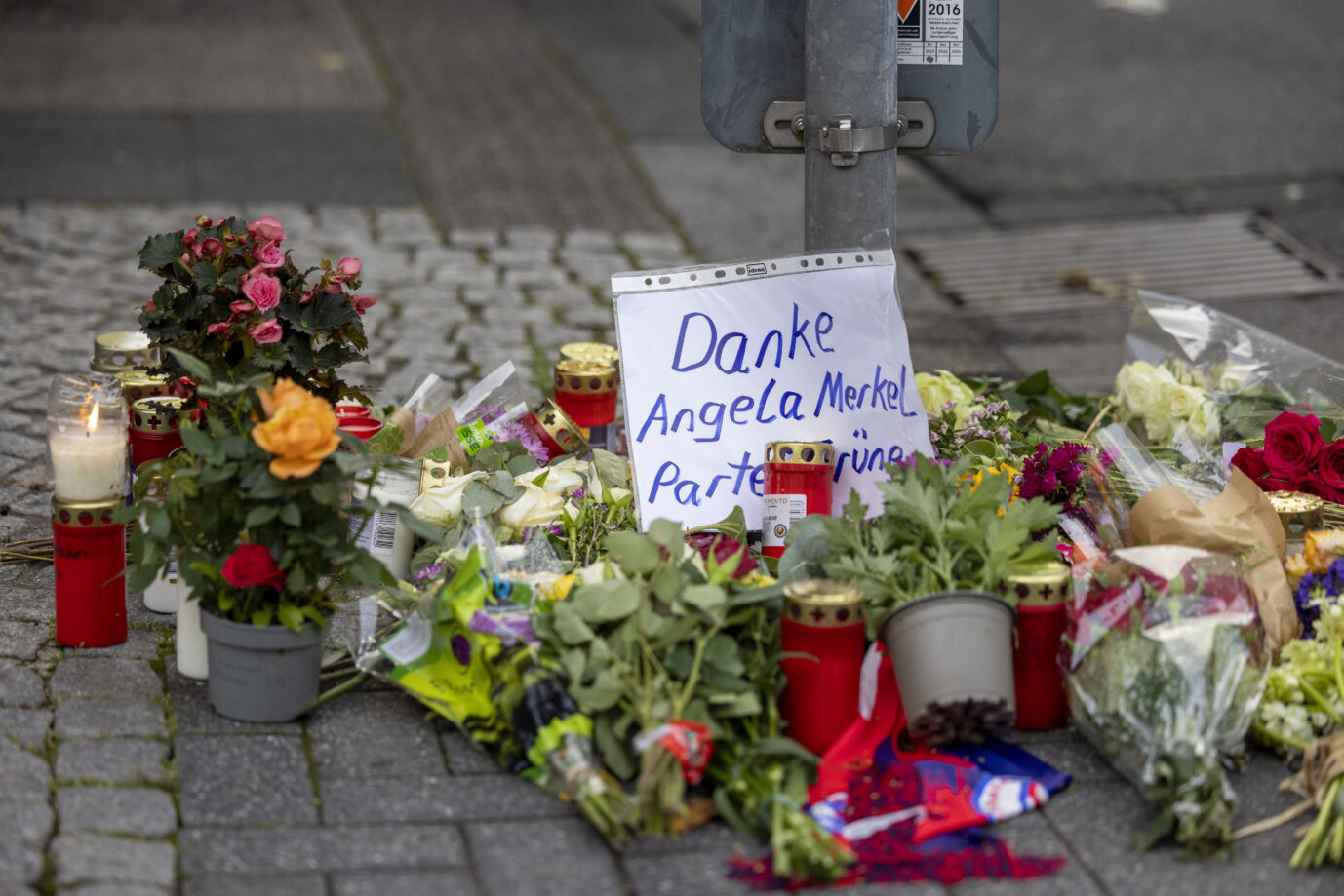 Straßenfest abgesagt: In Solingen gibt es bei der Trauer um die Opfer auch Kritik an der Flüchtlingspolitik.