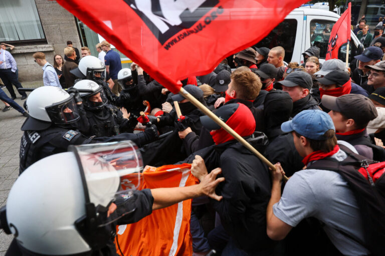 Linke Demonstranten greifen in Solingen die Polizei an. Sie demonstrierten nach dem Terroranschlag vom Freitag gegen Rechts.