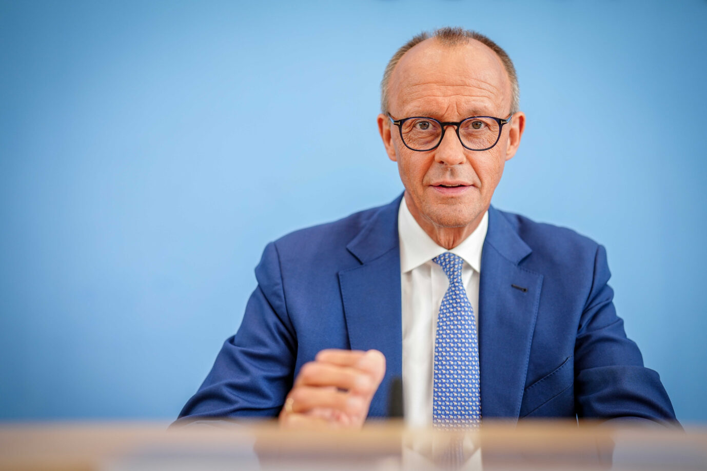 Friedrich Merz (CDU), CDU-Bundesvorsitzender und Unionsfraktionsvorsitzender, gibt eine Pressekonferenz nach dem Treffen mit Bundeskanzler Scholz und zu Konsequenzen nach dem Anschlag von Solingen. Er will das Asylrecht nicht ändern.