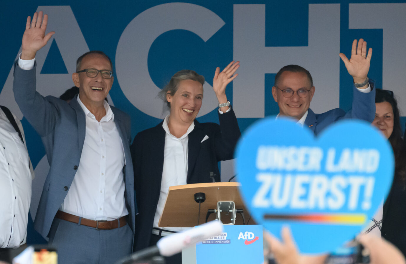 Zuwanderungsstopp und Einbürgerungsstopp: Sachsens AfD-Chef Jörg Urban mit den Bundesvorsitzenden Alice Weidel und Tino Chrupalla bei der Wahlkampfveranstaltung in Bautzen am Dienstag.