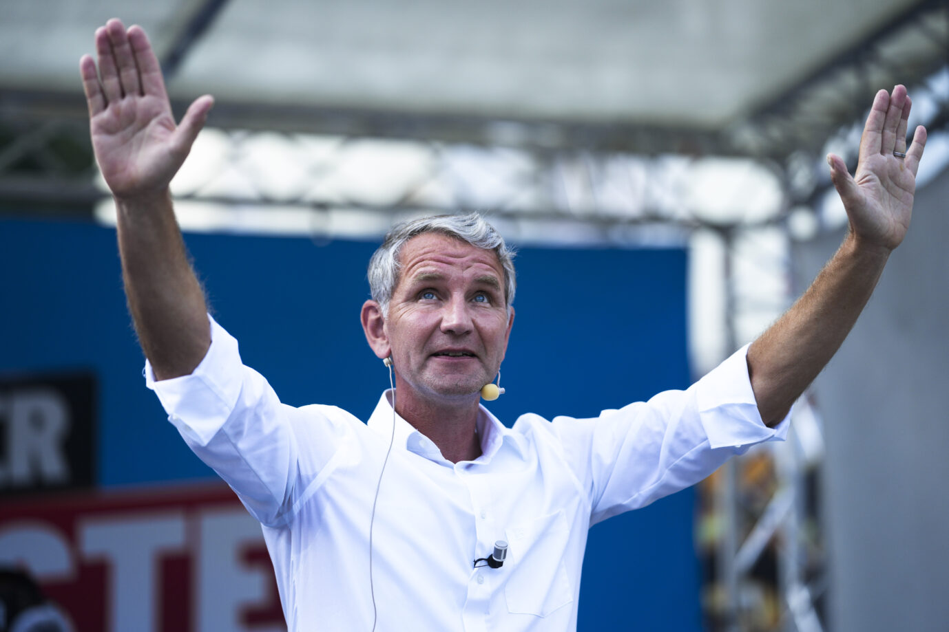 Björn Höcke spricht auf einem öffentlichen Platz während eines AfD-Wahlkampfauftritts in Suhl vor der Landtagswahl in Thüringen 2024, Foto: picture alliance/dpa, Associated Press, Markus Schreiber