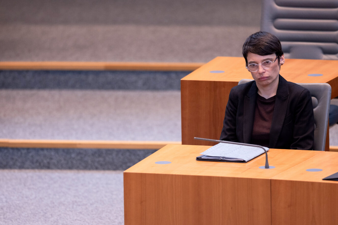 Josefine Paul (Bündnis 90/Die Grünen), Ministerin für Kinder, Jugend, Familie, Flucht und Integration in Nordrhein-Westfalen, sitzt bei einer Sondersitzung des Landtags zum Anschlag in Solingen. Schlechte Laune auf der Regierungsbank im Landtag von NRW: Integrationsministerin Josefine Paul (Grüne) muß sich für ihr Versagen verantworten Foto: picture alliance/dpa | Rolf Vennenbernd