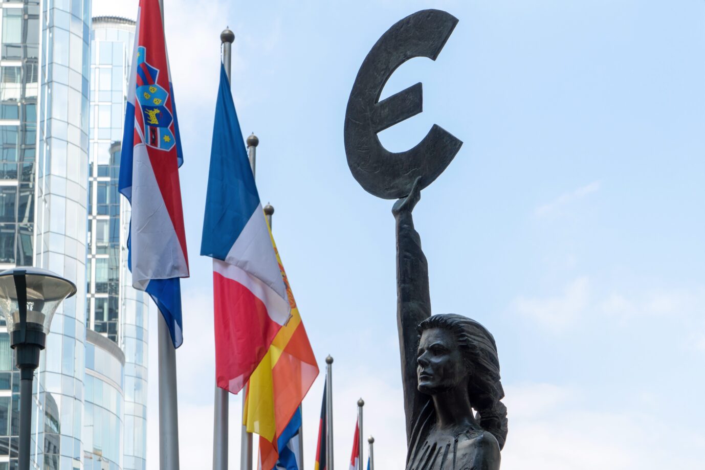 Droht die "Europa"-Statue vor dem EU-Parlament in Brüssel Belgien damit, das Land mit dem Euro zu erschlagen?