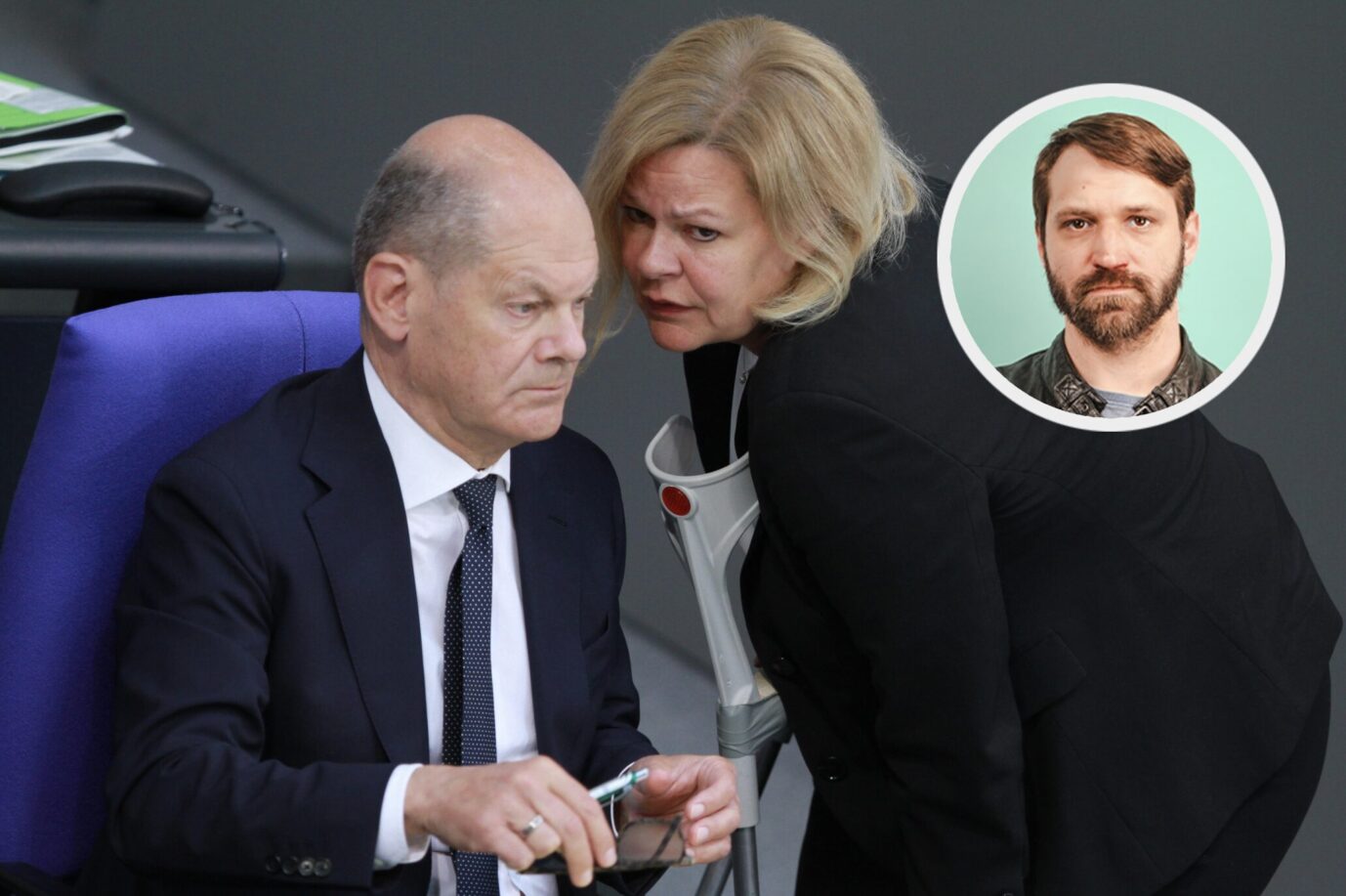 Deutscher Bundestag, 172. Bundestagssitzung: Bundeskanzler Olaf Scholz im Gespräch mit Bundesinnenministerin Nancy Faeser, beide SPD, die sich auf eine Krücke stützt. Nun geben sie Geld an Kinderschänder