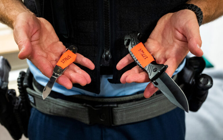 Ein Bundespolizist zeigt am Hamburger Hauptbahnhof sichergestellte Messer (Themenbild/Symbolbild)