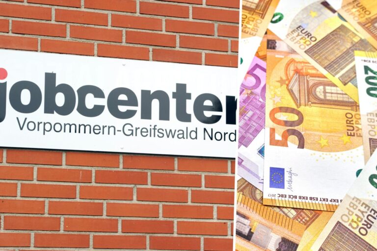 Das Bild zeigt ein Schild vom Jobcenter Vorpommern Greifswald und viel Bargeld.