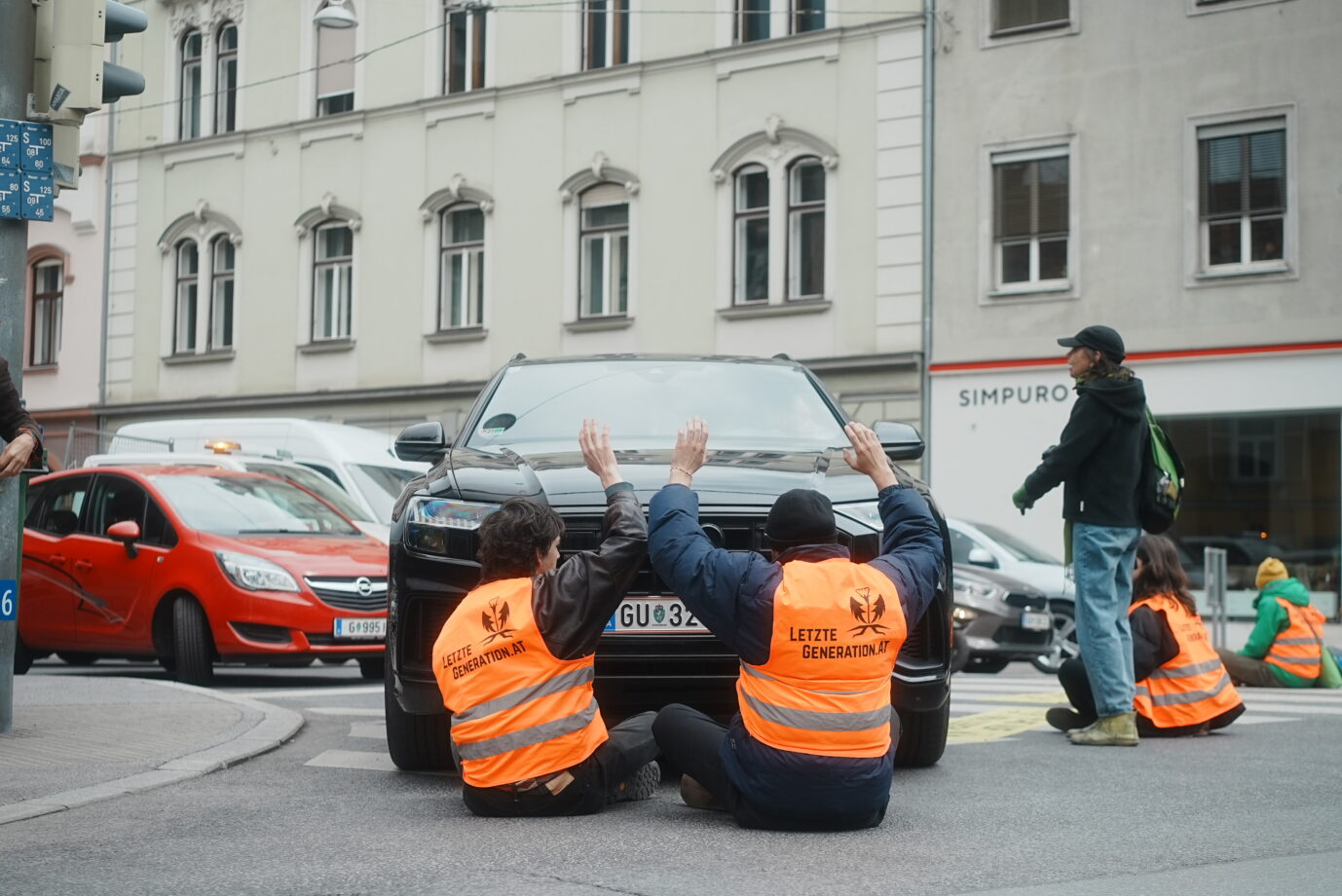 Die „Letzte Generation Österreich“ hat sich endgültig losgelöst – und das im wörtlichen Sinne. Ihre Kleber-Aktionen und Farbangriffe auf Kunstschätze finden nun ein Ende. Die Gruppe formuliert einen blutigen Vorwurf an die Alpenrepublik. Losgelöst: Die „Letzte Generation Österreich“ bei einer Straßenblockade Foto: Letzte Generation Österreich