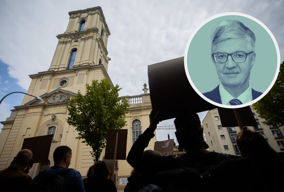 Demonstranten protestieren gegen die Einweihung der Potsdamer Garnisonkirche.