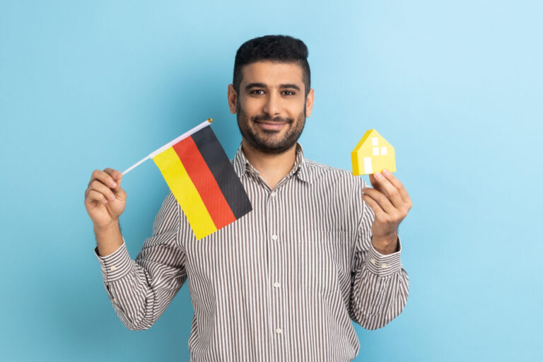 Ein Einwanderer mit der deutschen Fahne (Symbolbild): Wie steht's wirklich um die Integration?